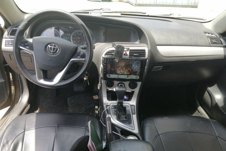 Used Brilliance H530 2017 1.6L Automatic Comfort Model Center Console