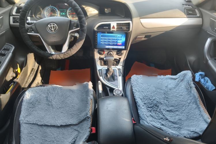 Used Brilliance H530 2017 1.6L Automatic Comfort Model Center Console