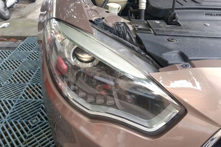 Used Brilliance H530 2017 1.6L Automatic Comfort Model Right Front Headlight