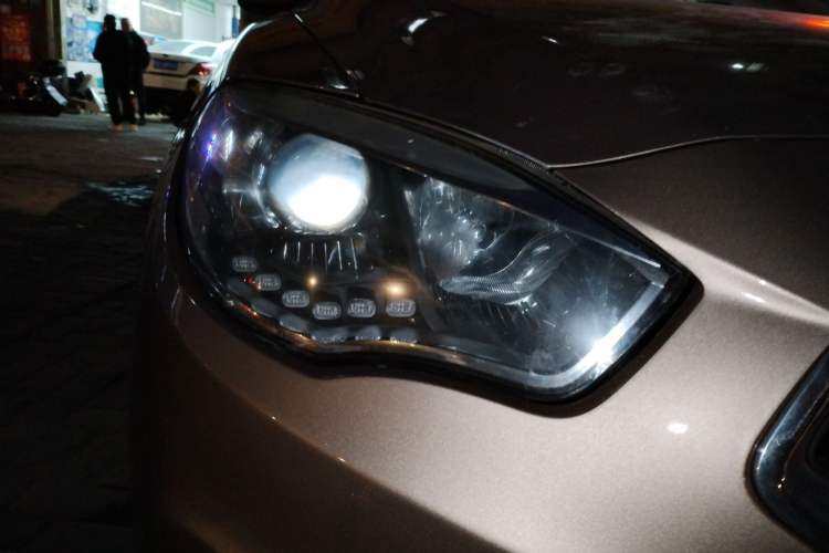 Used Brilliance H530 2017 1.6L Automatic Comfort Model Right Front Headlight