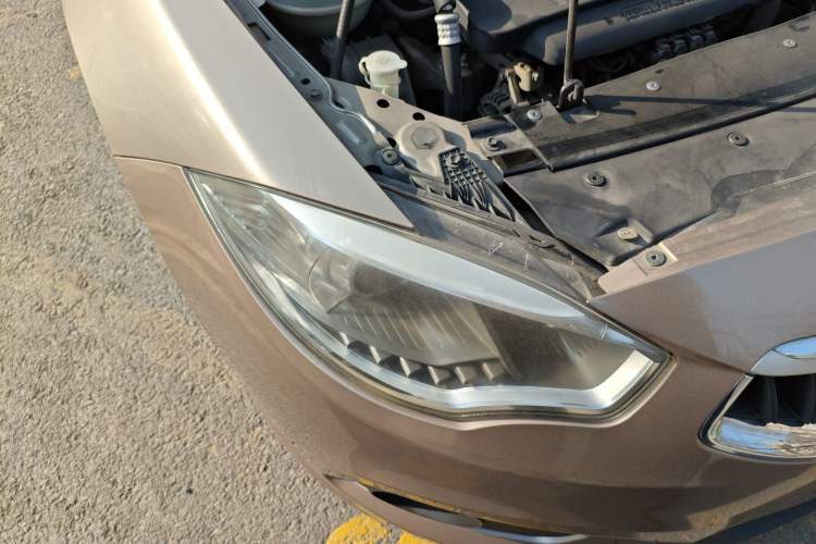 Used Brilliance H530 2017 1.6L Automatic Comfort Model Right Front Headlight