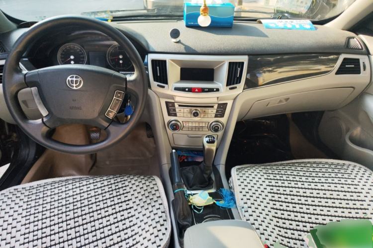 Used Brilliance Junjie 2011 1.6L Manual Comfort Model Center Console