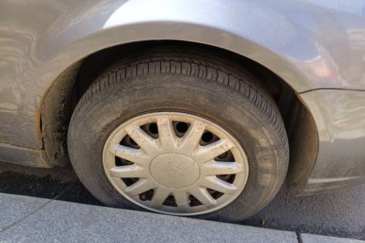Used Brilliance Junjie 2011 1.6L Manual Economy Model Right Front Wheel Hub