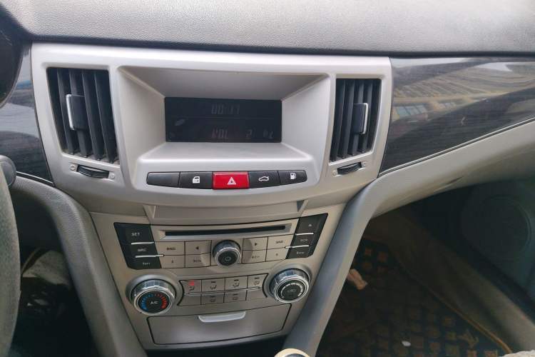 Used Brilliance Junjie 2011 1.6L Manual Comfort Model Audio And AC Panel