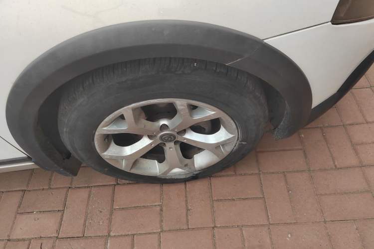 Used Brilliance Junjie Cross 2010 1.5L Automatic Luxury Edition Right Front Wheel Hub