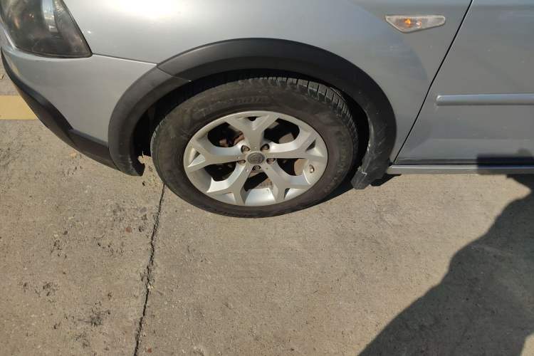 Used Brilliance Junjie FRV 2010 1.5L Automatic Comfort Edition Left Front Wheel Hub