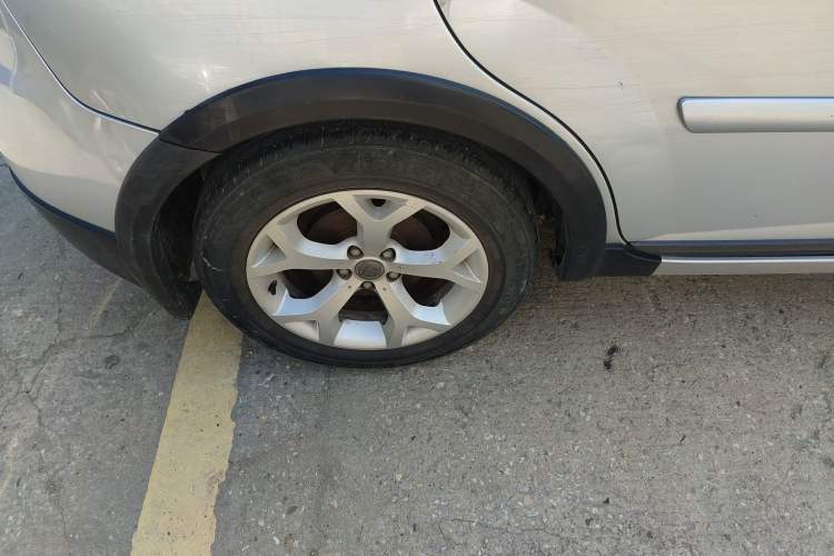 Used Brilliance Junjie FRV 2010 1.5L Automatic Comfort Edition Right Rear Wheel Hub