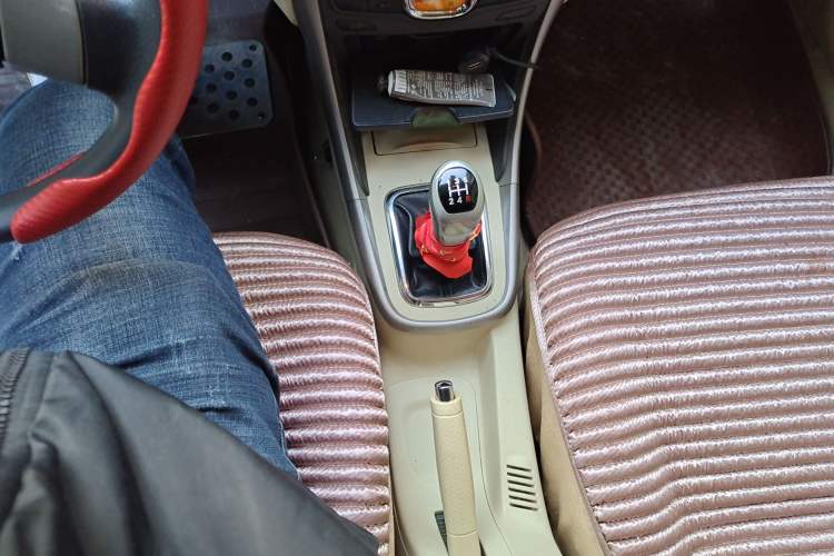 Used Brilliance Junjie FSV 2009 1.5L Manual Luxury Version Gear Lever