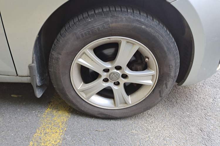 Used Brilliance Junjie FSV 2009 1.5L Manual Luxury Version Right Front Wheel Hub