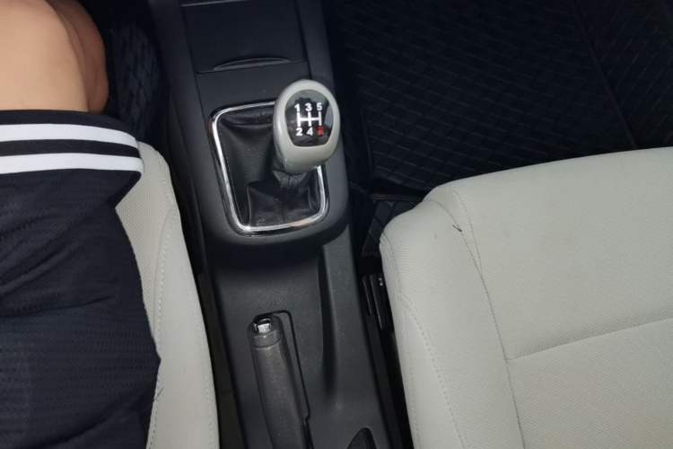 Used Brilliance Junjie FSV 2009 1.6L Automatic Comfort Model Gear Lever