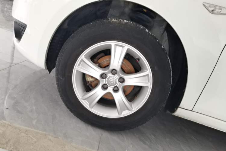 Used Brilliance Junjie FSV 2009 1.6L Automatic Comfort Model Left Front Wheel Hub