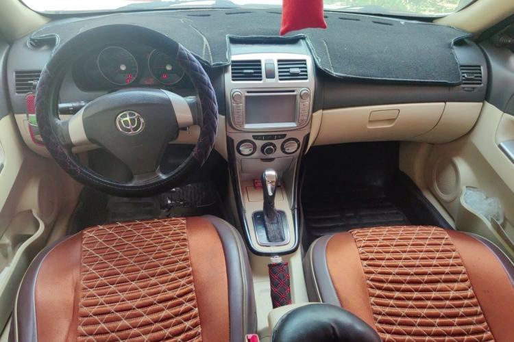 Used Brilliance Junjie FSV 2010 1.5L Automatic Comfort Edition Center Console