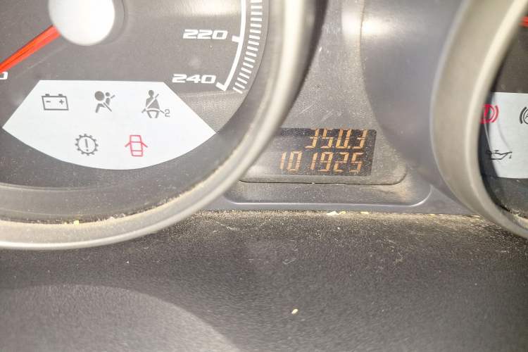 Used Brilliance Junjie FSV 2011 New Edition 1.5L Automatic Comfort Model Odometer Close Up