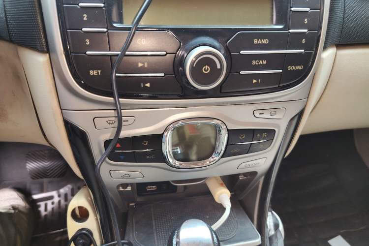 Used Brilliance Junjie FSV 2011 1.5L Automatic Luxury Edition Audio And AC Panel