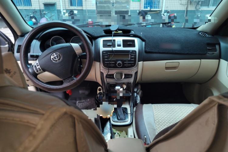 Used Brilliance Junjie FSV 2011 1.5L Automatic Luxury Edition Center Console
