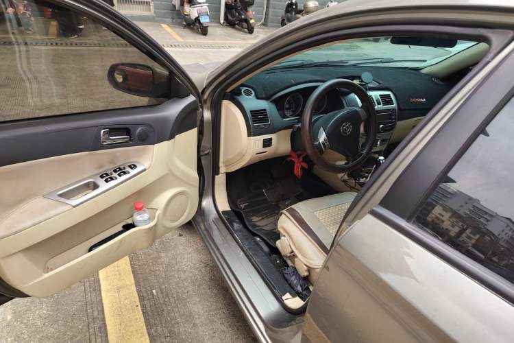 Used Brilliance Junjie FSV 2011 1.5L Automatic Luxury Edition Driver Seat
