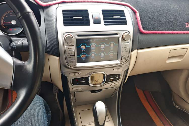 Used Brilliance Junjie FSV 2011 1.5L Automatic Luxury Edition Audio And AC Panel
