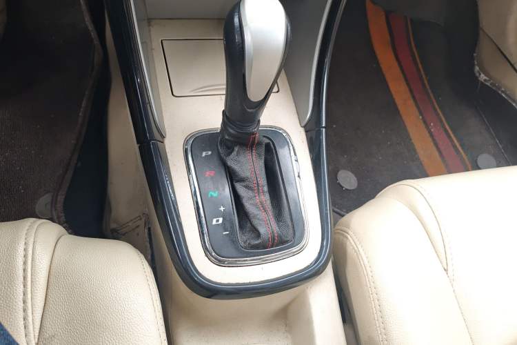 Used Brilliance Junjie FSV 2011 1.5L Automatic Luxury Edition Gear Lever