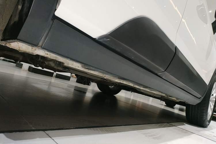 Used Brilliance V3 2017 1.5L Automatic Smart Version Right Side Sill