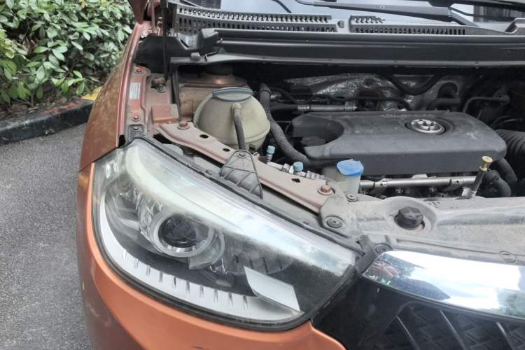 Used Brilliance V3 2015 1.5T Automatic Flagship Model Engine Bay Right