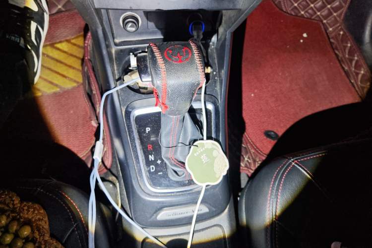 Used Brilliance V3 2015 1.5L Automatic Comfort Edition Gear Lever