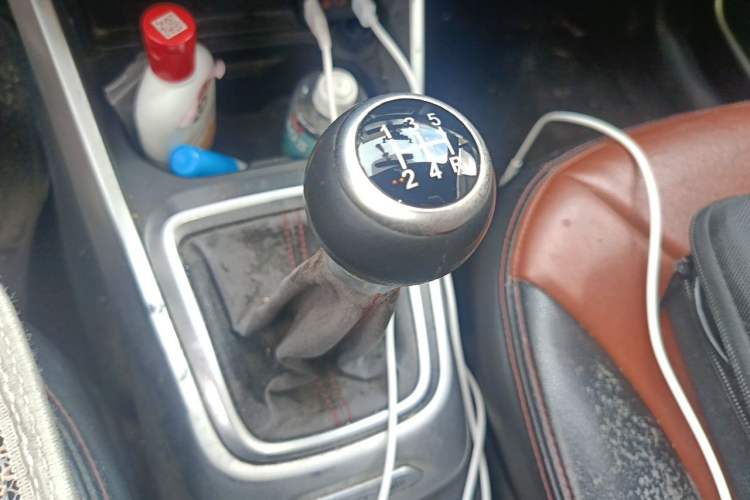 Used Brilliance V3 2015 1.5L Manual Comfort Model Gear Lever