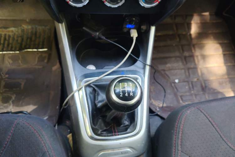 Used Brilliance V3 2015 1.5L Manual Comfort Model Gear Lever