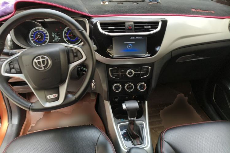 Used Brilliance V3 2015 1.5L Automatic Elite Model Center Console