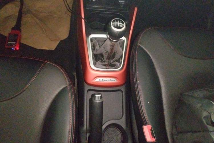 Used Brilliance V3 2015 1.5L Manual Comfort Model Gear Lever