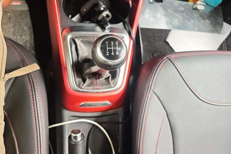 Used Brilliance V3 2015 1.5L Manual Smart Version Gear Lever