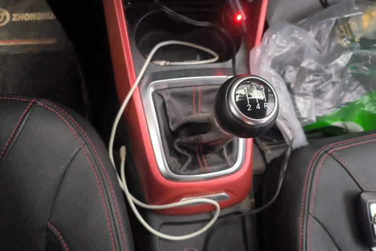 Used Brilliance V3 2015 1.5L Manual Smart Version Gear Lever