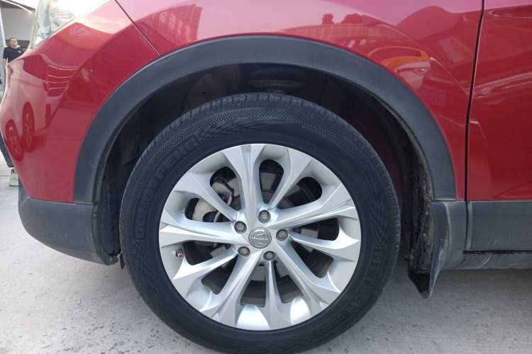 Used Brilliance V3 2015 1.5L Automatic Comfort Edition Left Front Wheel Hub