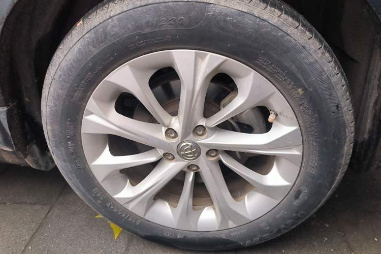 Used Brilliance V3 2015 1.5L Manual Smart Version Right Front Wheel Hub
