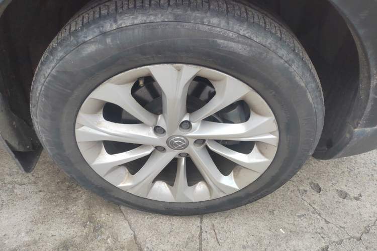 Used Brilliance V3 2015 1.5L Manual Base Version Right Front Wheel Hub
