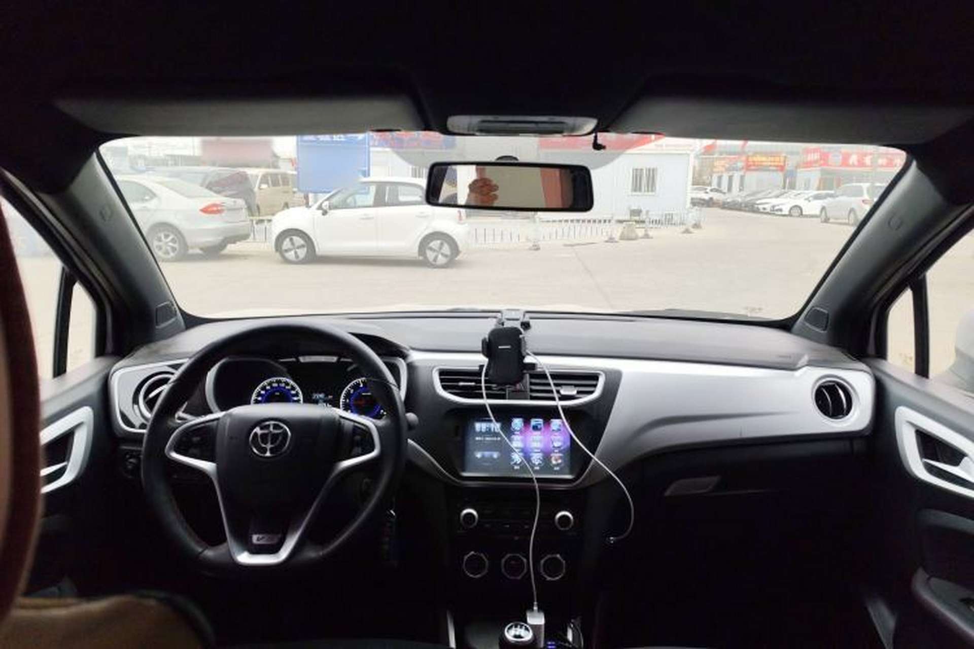 Used Brilliance V3 2015 1.5L Manual Elite Model Center Console