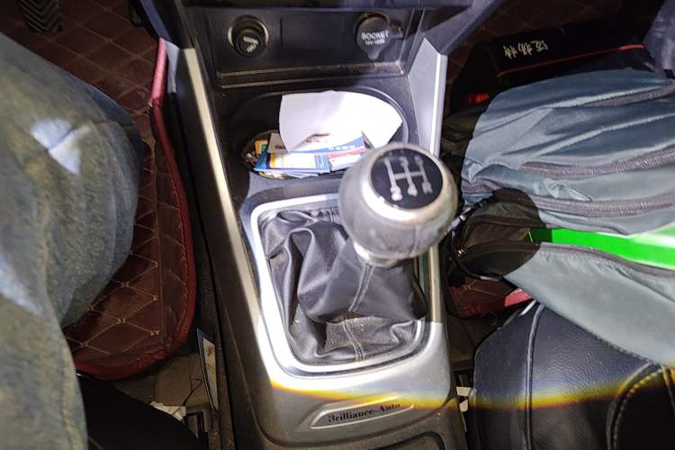 Used Brilliance V3 2015 1.5L Manual Comfort Model Gear Lever