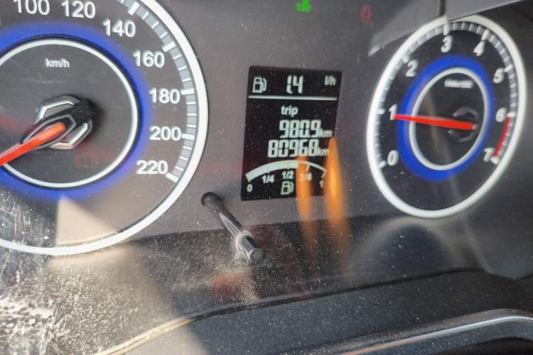 Used Brilliance V3 2015 1.5T Manual Urban Model Odometer Close Up