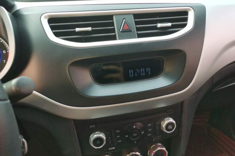 Used Brilliance V3 2015 1.5L Manual Comfort Model Audio And AC Panel
