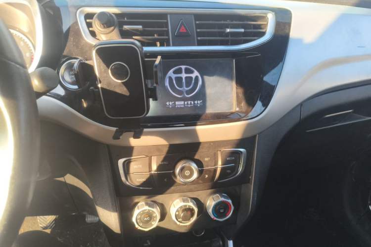 Used Brilliance V3 2015 1.5L Manual Smart Version Audio And AC Panel