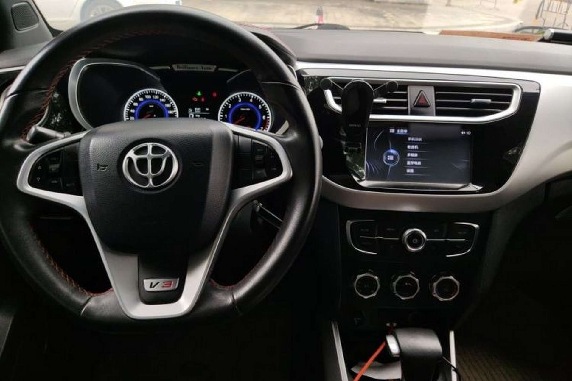 Used Brilliance V3 2015 1.5T Automatic Elite Model Center Console