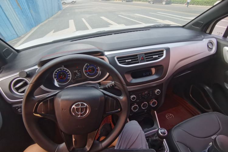 Used Brilliance V3 2015 1.5L Manual Comfort Model Center Console