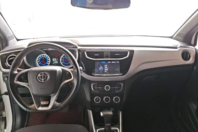 Used Brilliance V3 2015 1.5L Automatic Elite Model Center Console