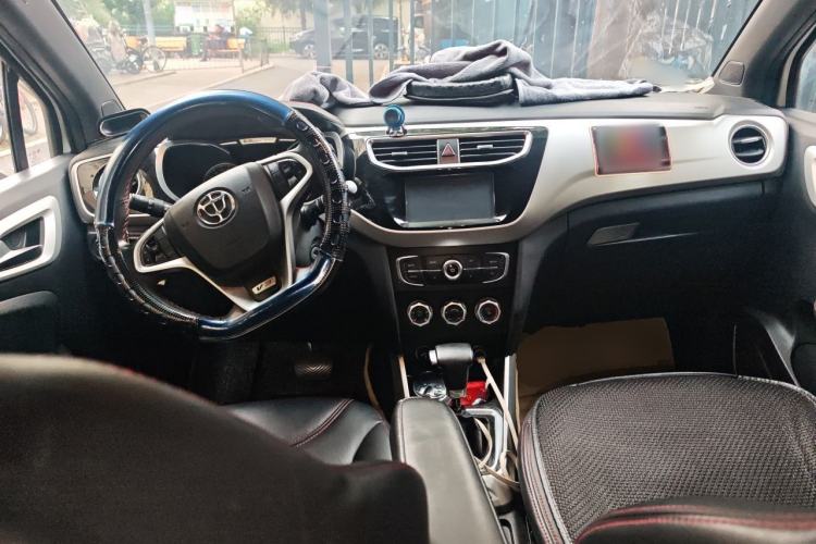 Used Brilliance V3 2015 1.5L Automatic Elite Model Center Console