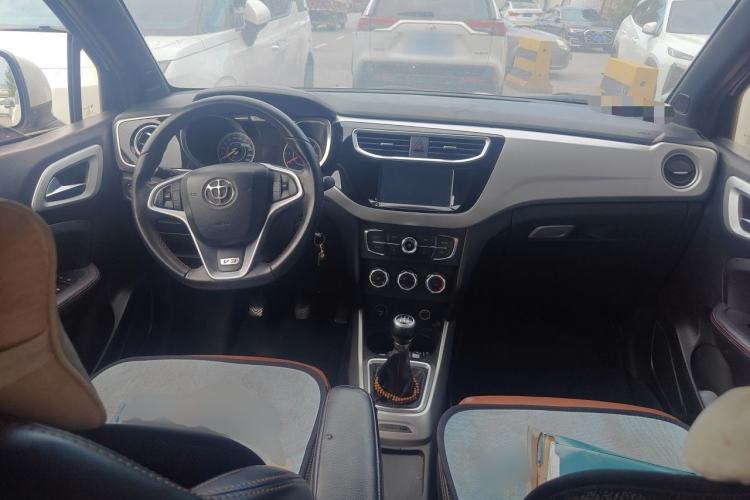 Used Brilliance V3 2015 1.5L Manual Elite Model Center Console