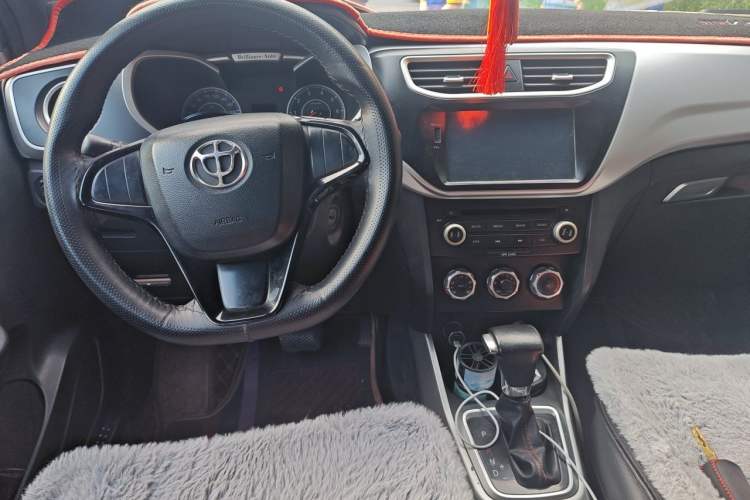 Used Brilliance V3 2015 1.5L Automatic Comfort Edition Center Console