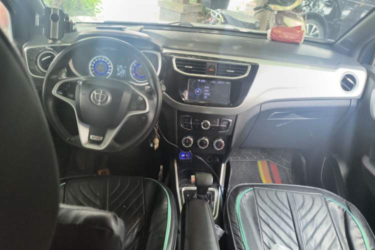 Used Brilliance V3 2015 1.5L Automatic Elite Model Center Console