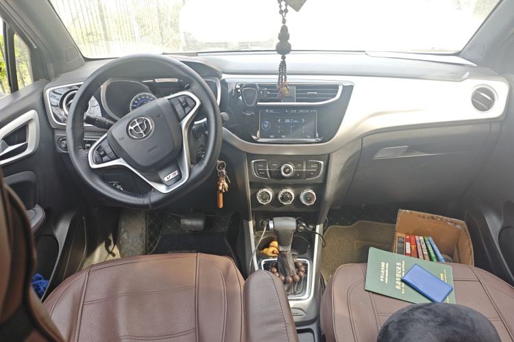 Used Brilliance V3 2015 1.5L Automatic Elite Model Center Console