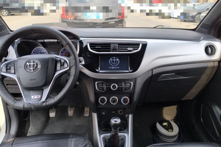 Used Brilliance V3 2015 1.5L Manual Elite Model Center Console