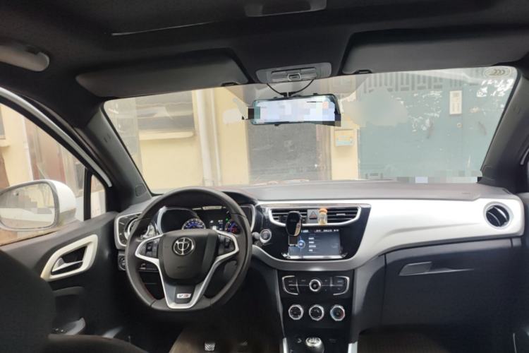 Used Brilliance V3 2015 1.5L Manual Smart Version Center Console