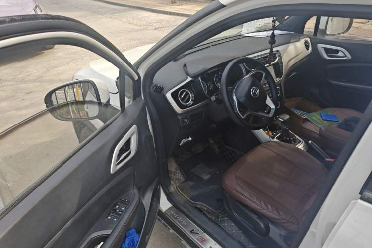 Used Brilliance V3 2015 1.5L Automatic Elite Model Driver Seat